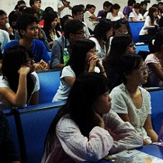 Alumnos chinos en presentación de la UPNA