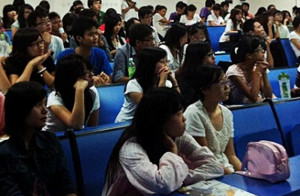 Alumnos universitarios chinos en presentación de la UPNA
